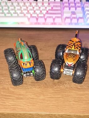 Hot Wheels Monster Truck Bundle - Tiger Shark & Piran-Ahhhh (1:64 Scale)